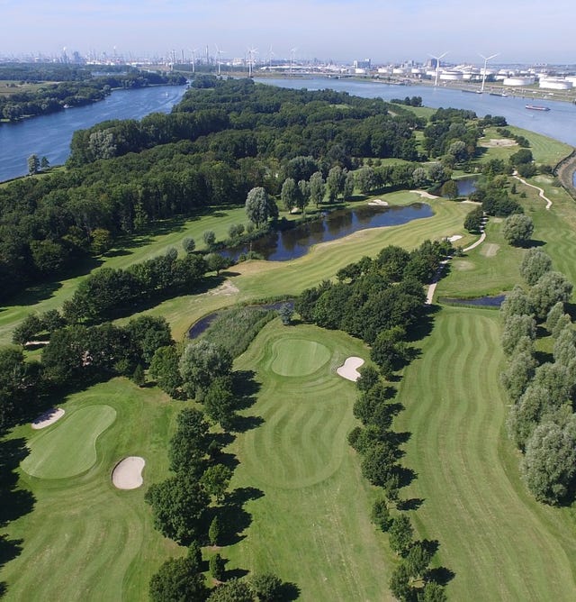 Image d'une pelouse verte et saine d'un terrain de golf, entretenue avec Agri-Ozmoz, un hydro-rétenteur naturel. Le gazon bien développé et uniforme témoigne de l'efficacité de ce produit pour la gestion de la sécheresse en entretien des espaces verts. L'utilisation d'Agri-Ozmoz a permis à la pelouse de bénéficier d'une irrigation durable et réduite, ce qui favorise une croissance optimale des plantes tout en conservant l'eau. Cette photo représente l'impact positif d'Agri-Ozmoz sur les terrains de golf et l'entretien des espaces verts, et met en lumière la nécessité d'innover pour préserver l'environnement et entretenir de manière responsable.