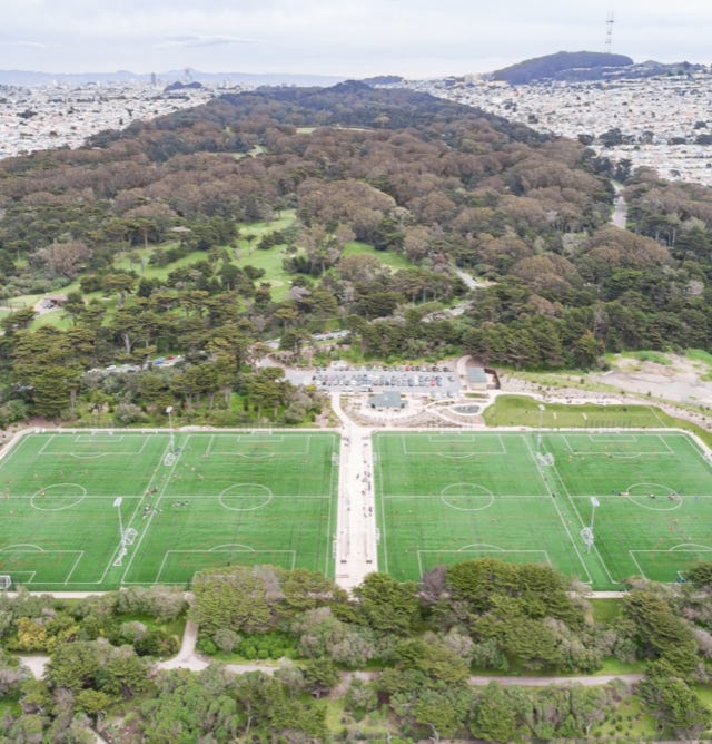 Image d'une pelouse lusineuse et résistante d'un terrain de foot, entretenue avec Agri-Ozmoz, un hydro-rétenteur naturel. L'herbe saine et bien développée témoigne de l'efficacité de ce produit pour la gestion de la sécheresse en entretien des espaces verts. L'utilisation d'Agri-Ozmoz a permis à la pelouse de bénéficier d'une irrigation durable et réduite, ce qui favorise une croissance optimale des plantes tout en conservant l'eau. Cette visualisation représente l'impact positif d'Agri-Ozmoz sur les terrains de foot et l'entretien des espaces verts, et met en lumière la nécessité d'innover pour préserver l'environnement et entretenir de manière responsable, même pour les surfaces de jeu intensives.